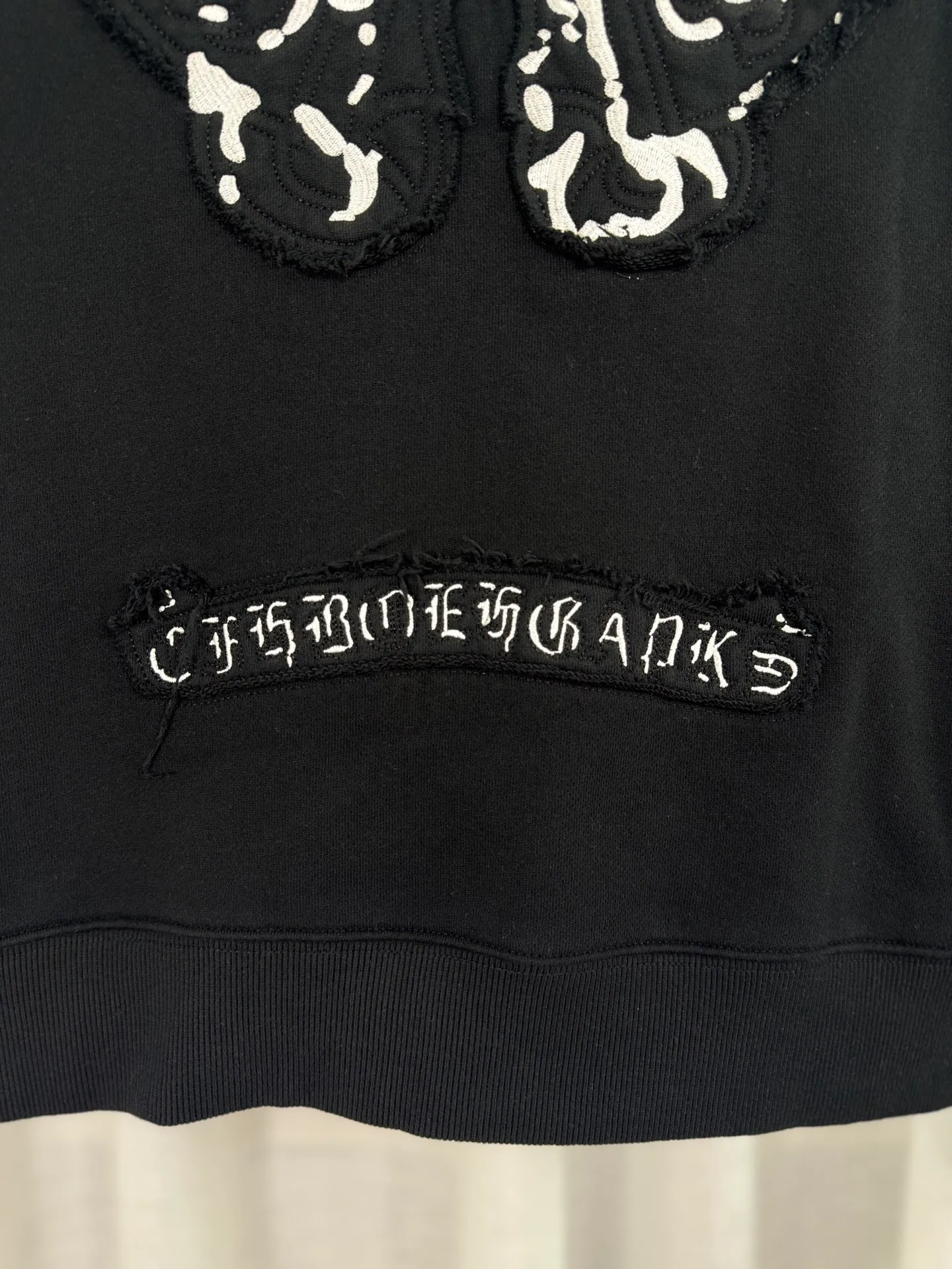 P260 top version, real shot without P, ​​different from market currency) 𝗖𝗵𝗿𝗼𝗺𝗲 𝗛𝗲𝗮𝗿𝘁𝘀/Cro Heart 2025 washed patch embroidery autumn and winter new original single counter American laser burnt 3D three-dimensional color embroidered couple casual sweatshirt 👑The highest version! Customized fabric 420g tripe terry fabric! American acid-washed and distressed original fabric laser burnt ✟appliqué embroidery and exquisite embroidery of letters! The best-selling model in the counter, very comfortable to wear. Accessories: original molded and authenticated collar label➕100% silk wash label. Genuine purchase-grade original hangtag➕matching hanging rope➕3D hanging beads➕original packaging bag. Craftsmanship: The original version has consistent wiring! The highest version of the armhole matching technique! Color: White Black Size: S M L XL Style No.: 25-303